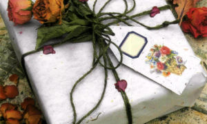 Подарочная обертка с розой и засушенными под прессом цветами