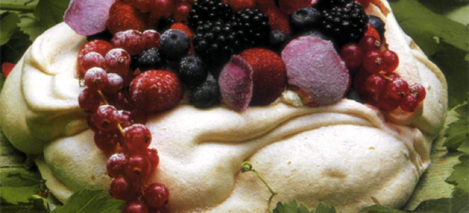 Торт-меренга «Павлова» с фруктами