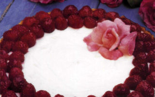 Творожный торт с розами и малиной