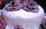 Праздничный фруктовый торт украшенный розами